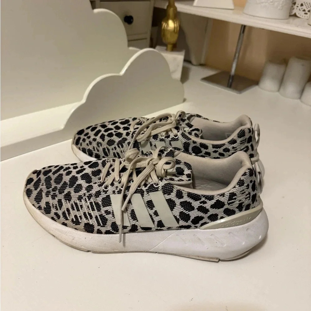 ADIDAS WOMEN'S SWIFT RUN 22
SNEAKER SHOES WHITE
LEOPARD